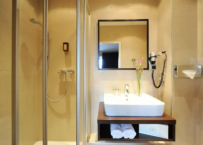 Отель Friends Downtown