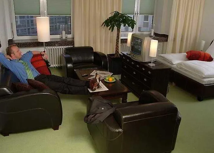 Отель Friends Downtown 4*