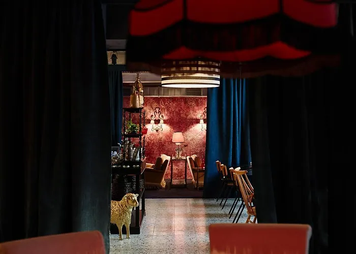 Отель Friends Downtown